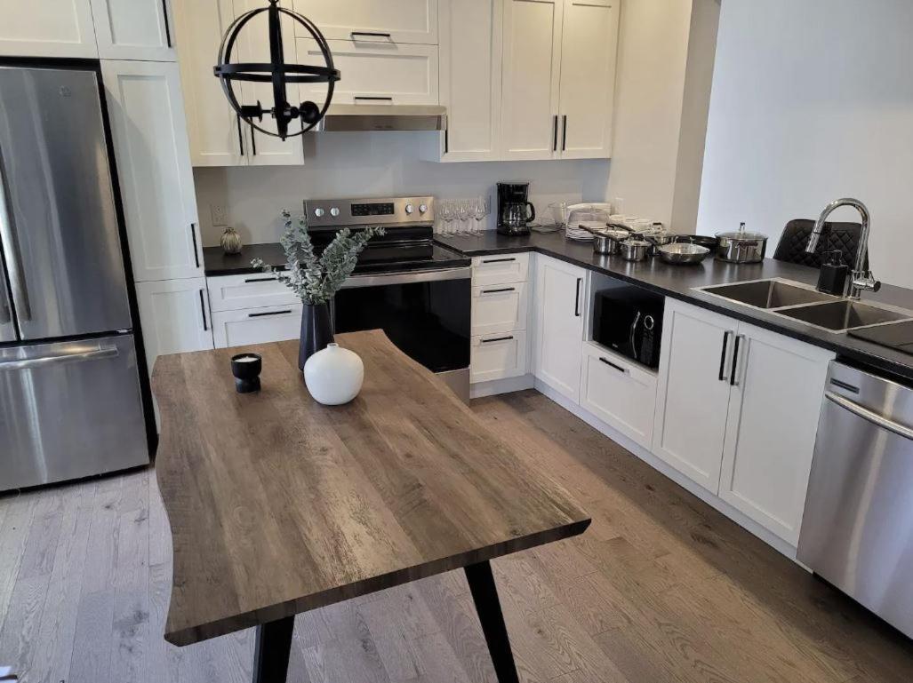 Free Parking, Beautiful 4 1/2- 2 Bedroom Apartment 몬트리올 외부 사진