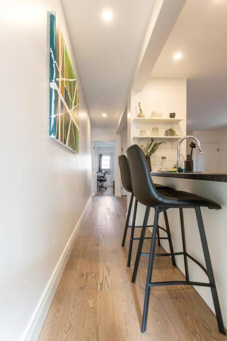 Free Parking, Beautiful 4 1/2- 2 Bedroom Apartment 몬트리올 외부 사진