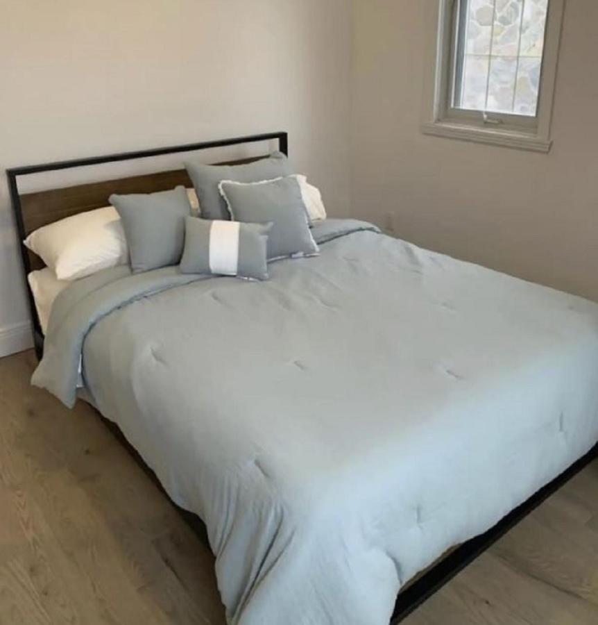 Free Parking, Beautiful 4 1/2- 2 Bedroom Apartment 몬트리올 외부 사진