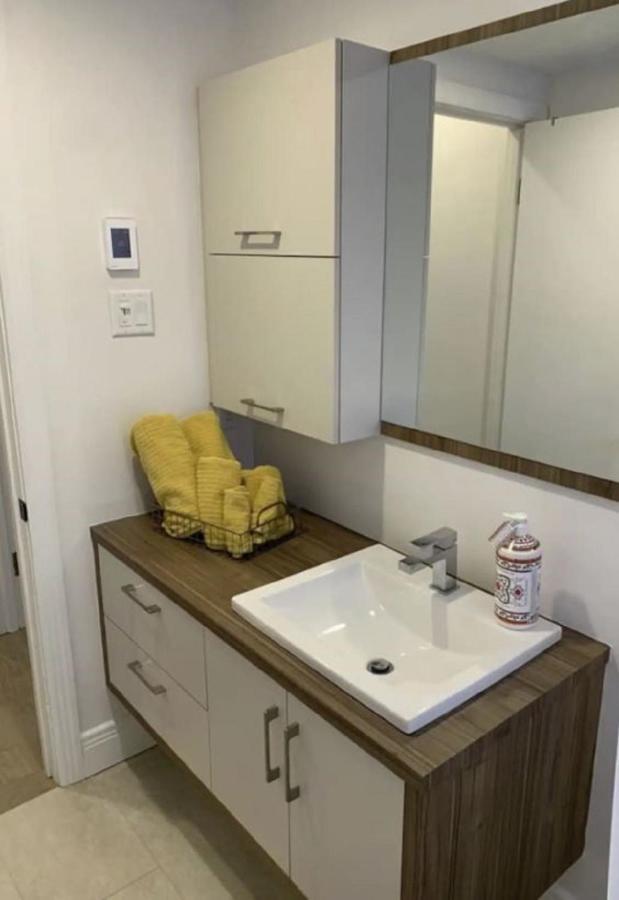 Free Parking, Beautiful 4 1/2- 2 Bedroom Apartment 몬트리올 외부 사진
